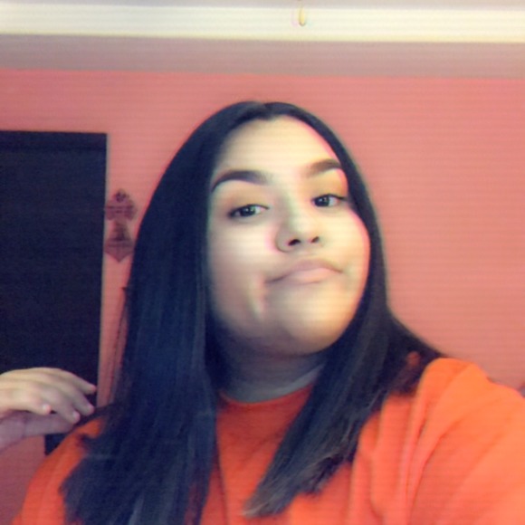 Profile Picture of Angie Guzman (@angielynn2004) on Poshmark