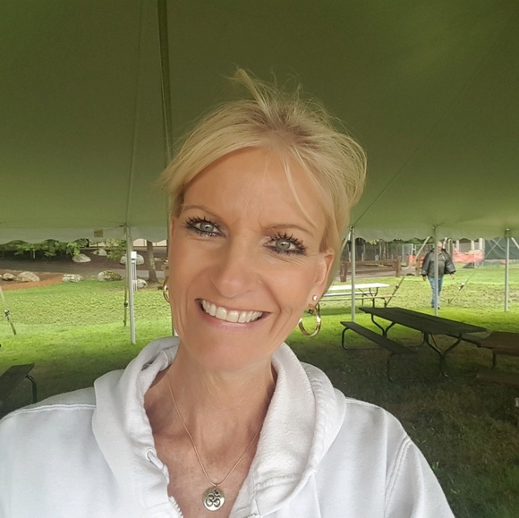 Profile Picture of Connie Feltham (@cffeltham22) on Poshmark