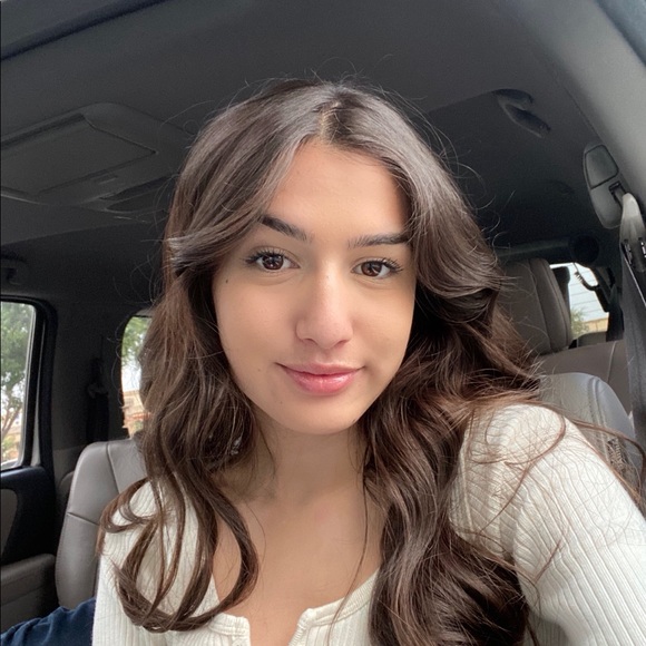 Profile Picture of Stephanie Stapleton (@stephaniee__13) on Poshmark