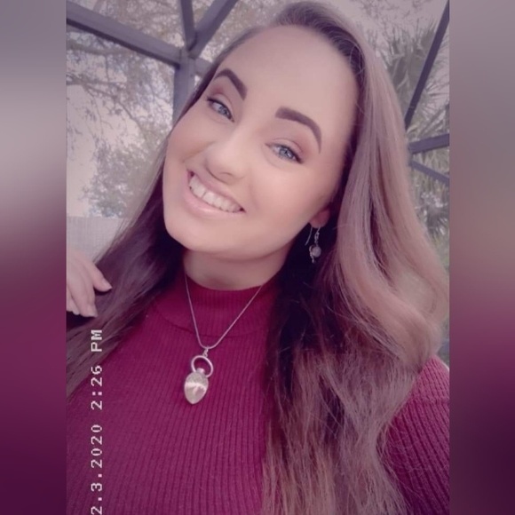 Profile Picture of Steph Martin (@garnet_threads) on Poshmark