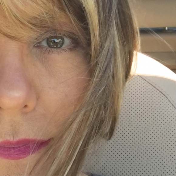 Profile Picture of Jen Gamache (@jutie64) on Poshmark