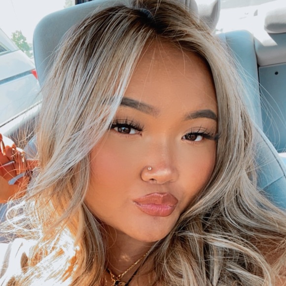 Profile Picture of Isabelle Thanasack (@isabellect) on Poshmark