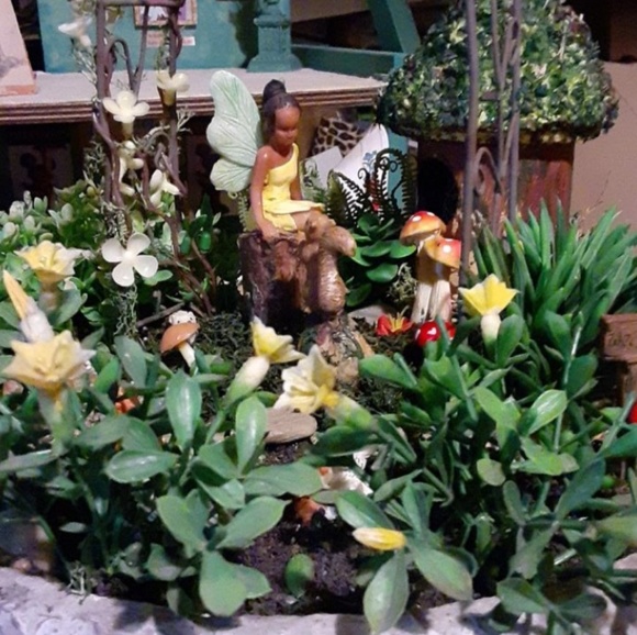 Profile Picture of Deborah Daniels (@dollhousdeborah) on Poshmark