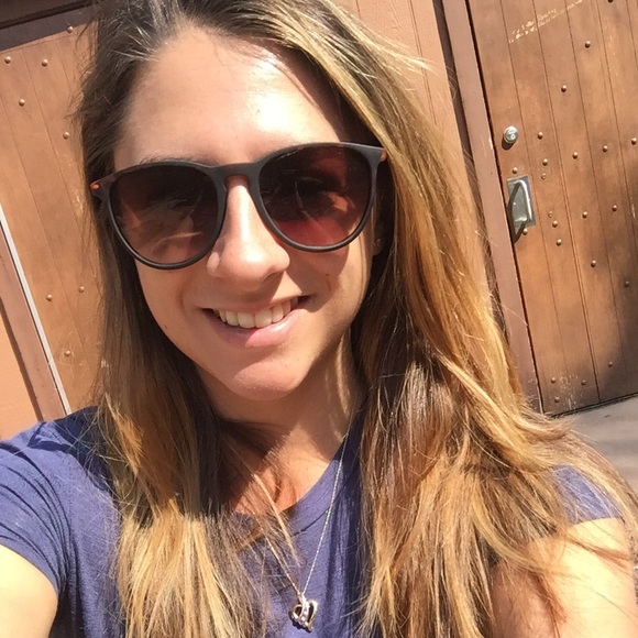 Profile Picture of Emily Meeks (@emeeks) on Poshmark