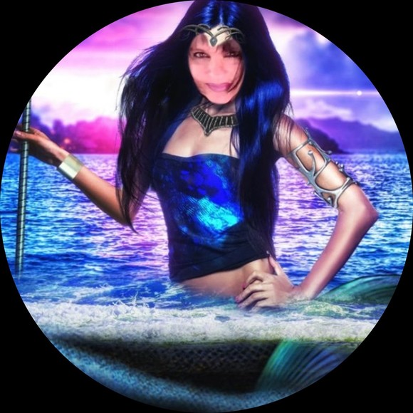 Profile Picture of Melody Sheline (@msheline) on Poshmark