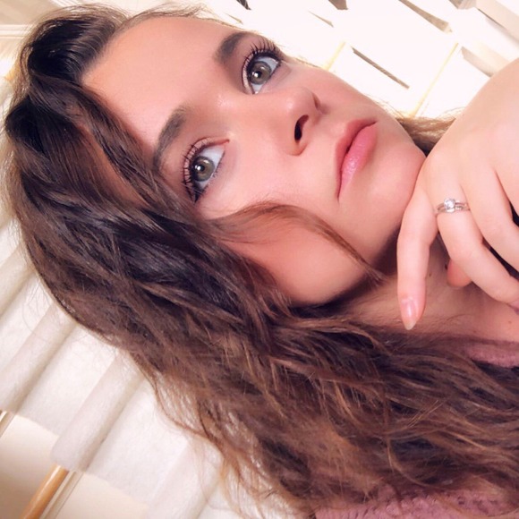 Profile Picture of Taylor Puzzio (@taypuzz222) on Poshmark