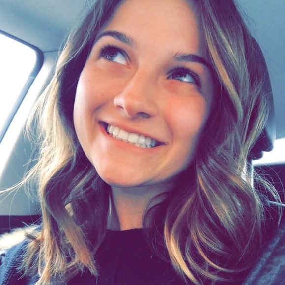 Profile Picture of Jenna Dertouzos (@jennaa_rose) on Poshmark