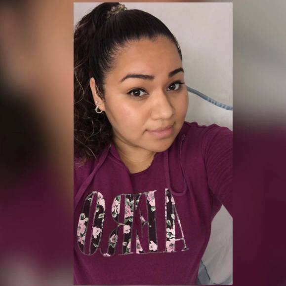 Profile Picture of Elizabeth Velasquez (@elizabethv91) on Poshmark