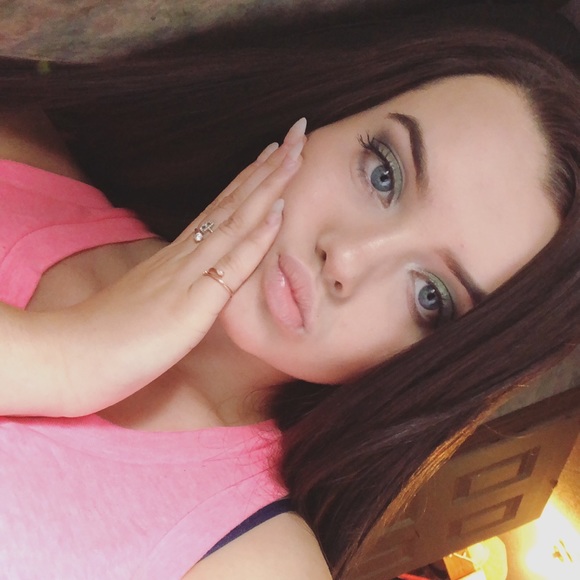 Profile Picture of Brianna Fields (@briannafieldsss) on Poshmark
