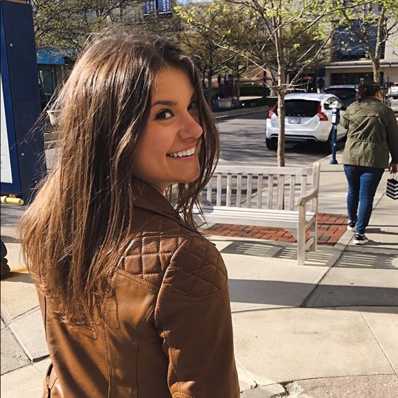 Profile Picture of Alexandra Asselta (@asseltaaa) on Poshmark