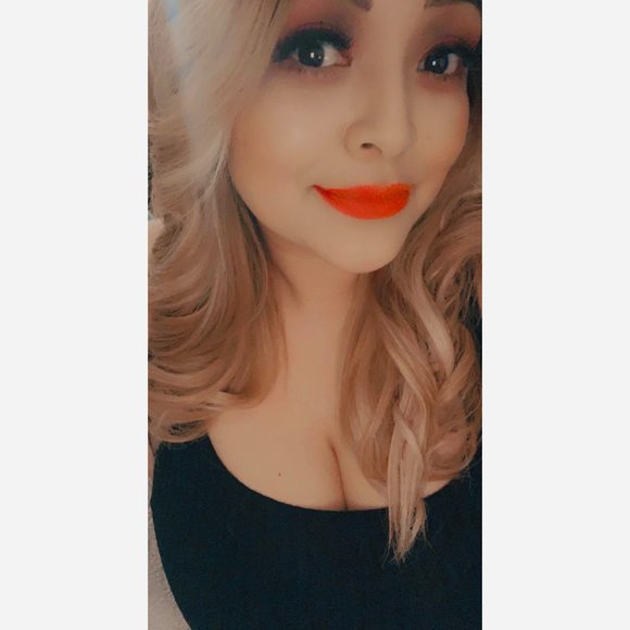 Profile Picture of Jeenniee Jeenn (@jennie0412) on Poshmark