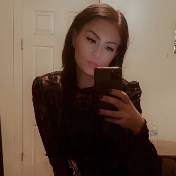 Profile Picture of Sara Robeson (@sararobeson) on Poshmark