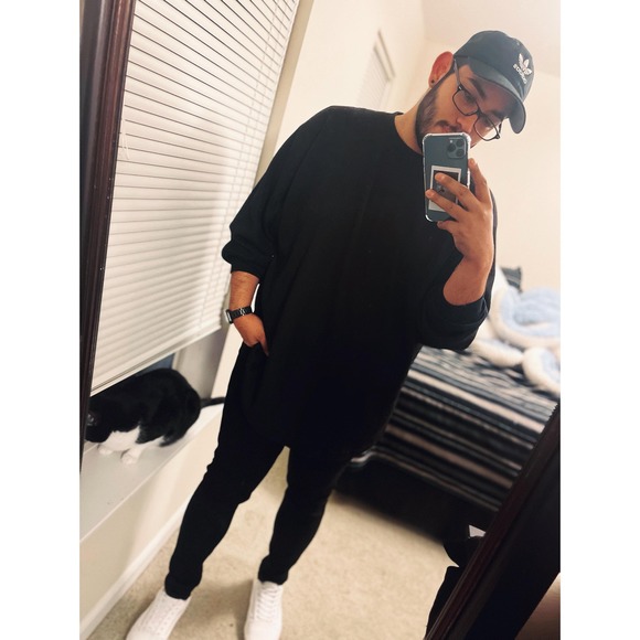 Profile Picture of Aaron Fernandez (@aaronfernand518) on Poshmark