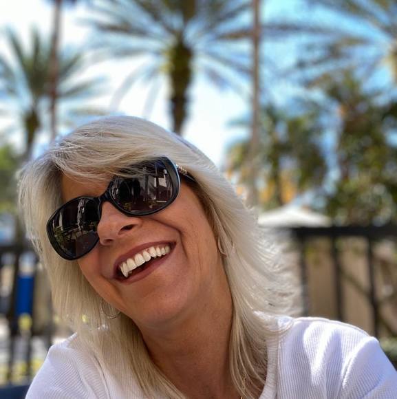 Profile Picture of Holly Mednick (@hollymednick) on Poshmark