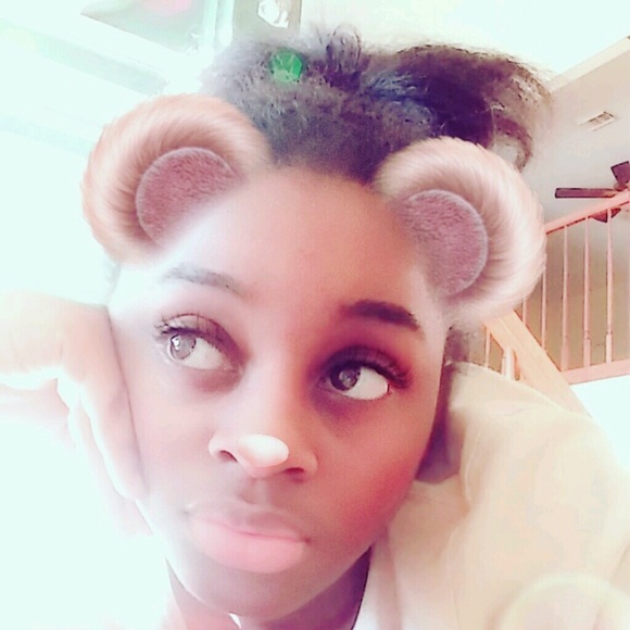 Profile Picture of Alexia Armstrong (@lexi_smile) on Poshmark