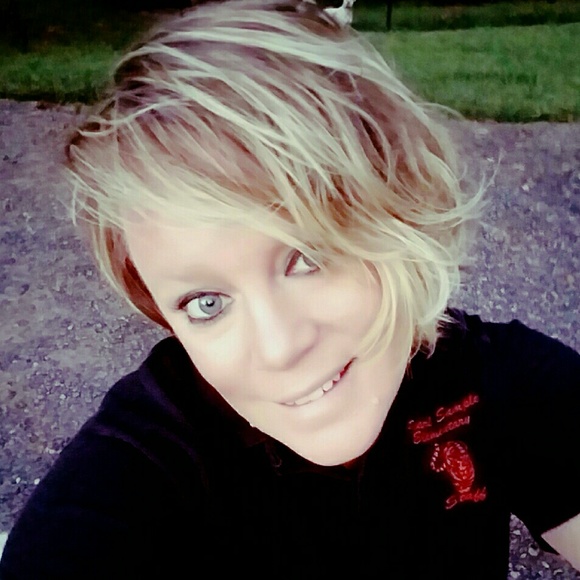 Profile Picture of Kiley Edwards (@ptbulls4me) on Poshmark