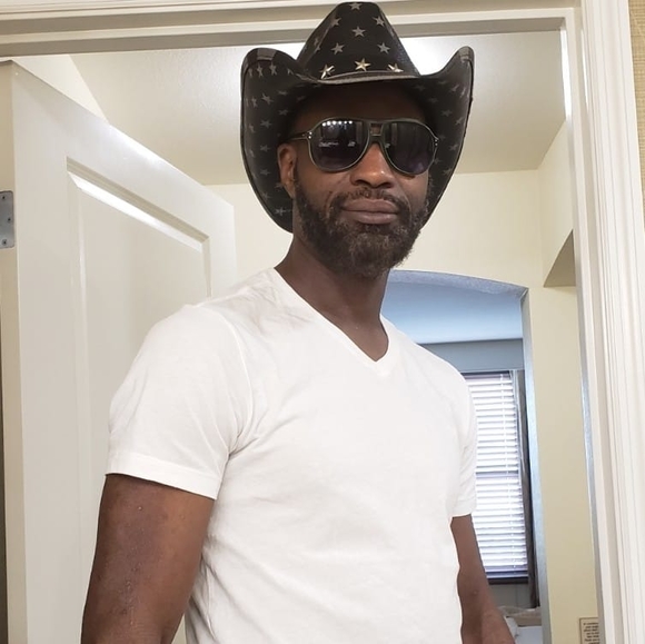 Profile Picture of Will Mitchell (@mrwill1972) on Poshmark