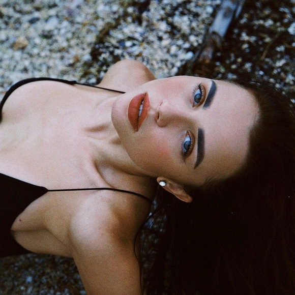 Profile Picture of Veronika Kurgan (@veronikakurgan) on Poshmark