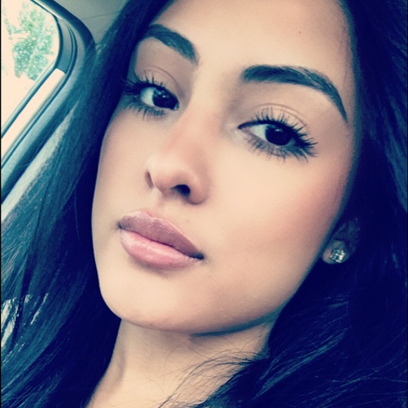 Profile Picture of Yesenia Chacon (@yeschacon) on Poshmark