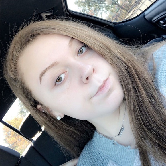 Profile Picture of Jillian Hodge (@jillianhodgee) on Poshmark