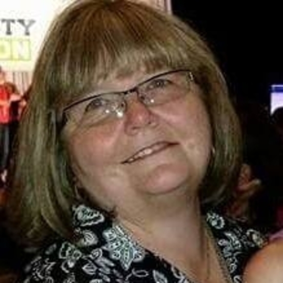 Profile Picture of Lisa Pettersson-schwerzler (@swerzwantsit) on Poshmark