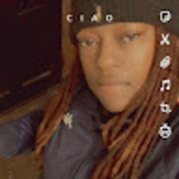 Profile Picture of Krystal Singleton (@sunshine101199) on Poshmark