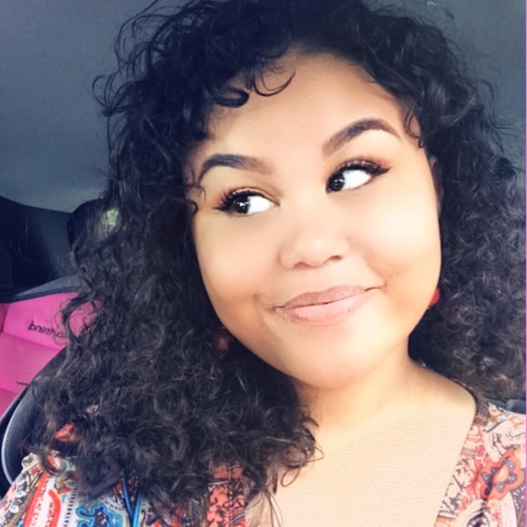 Profile Picture of Tia Simon (@tiakamay) on Poshmark