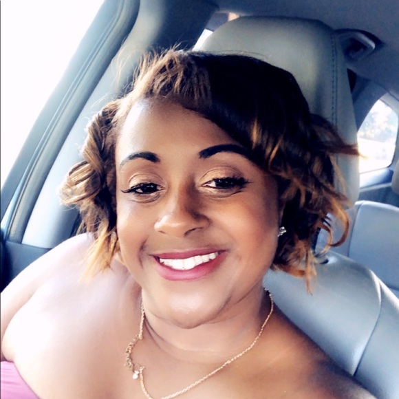 Profile Picture of Corinn Glover (@corinn_glover) on Poshmark