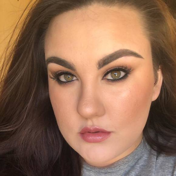 Profile Picture of Erin Vestal (@erinvestal93) on Poshmark