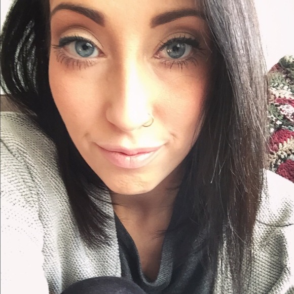 Profile Picture of Christine Cruickshank (@xtineelaine) on Poshmark