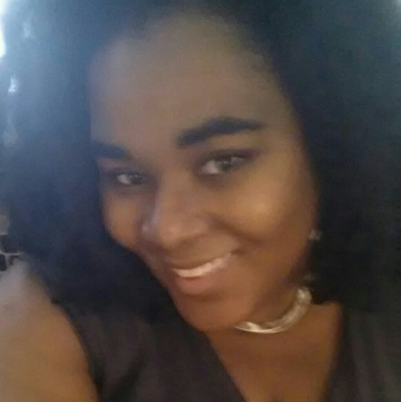 Dee M - Poshmark Profile Picture of Dee M (@danoune825) on Poshmark