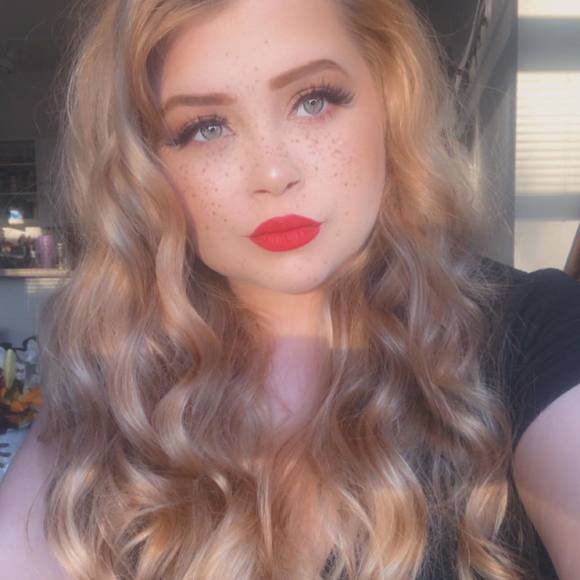 Profile Picture of Angela Perrego (@aperrego98) on Poshmark