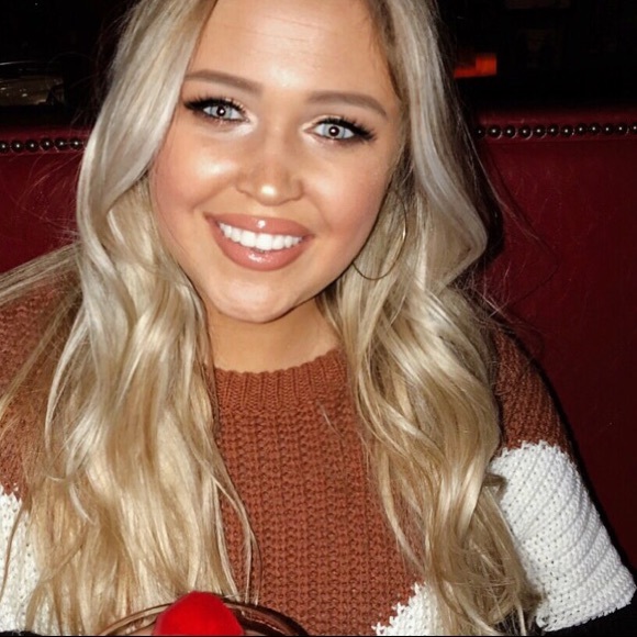 Profile Picture of Cassie Sutton (@cassiesutton15) on Poshmark