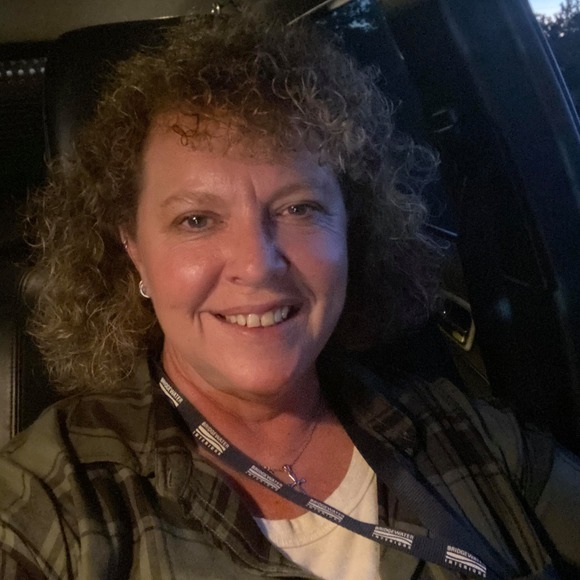 Profile Picture of Leanne Goff (@leegoff) on Poshmark