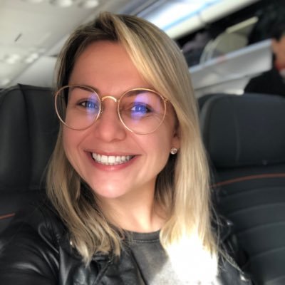 Profile Picture of Amanda Andrade (@mandinhandrade) on Twitter