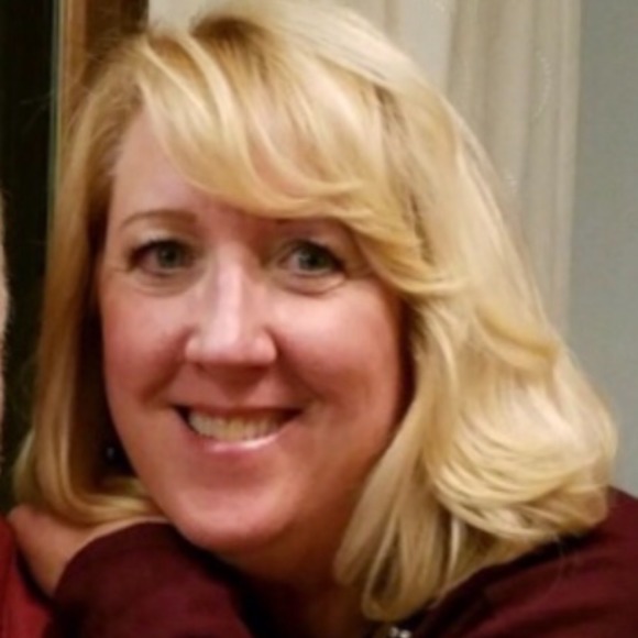 Profile Picture of Lisa Jones (@sljones5561) on Poshmark