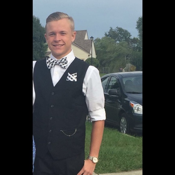 Profile Picture of Zach Reeves (@zach_reeves) on Poshmark