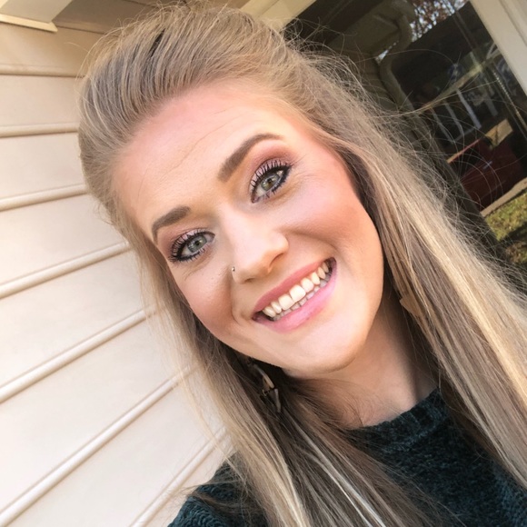 Profile Picture of Ashley Uttecht (@anuttecht) on Poshmark