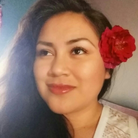 Profile Picture of Yazmin Abasolo (@yazmina31) on Poshmark