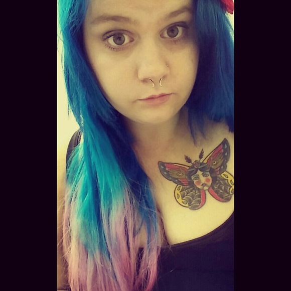 Profile Picture of Laura Levingston (@laurawut) on Poshmark