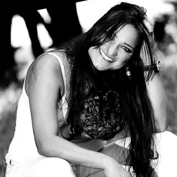 Profile Picture of Andréa Benício (@andreabq) on Poshmark