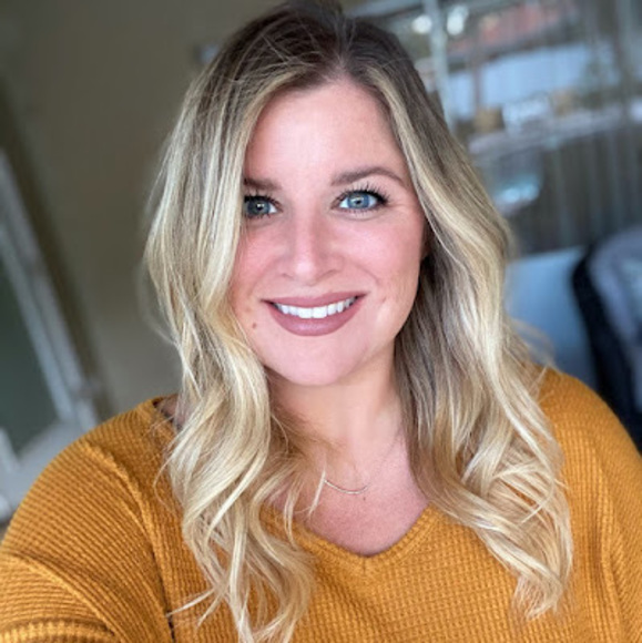 Profile Picture of Danielle Lorenz (@daniellelore423) on Poshmark