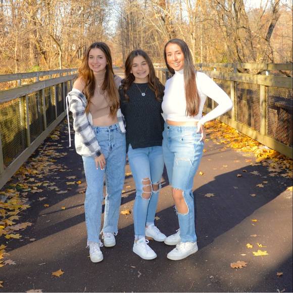 Profile Picture of Cari Chartock (@cari611) on Poshmark