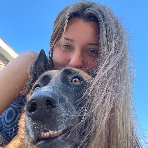 Profile Picture of Greta Tilden (@gretatilden) on Poshmark