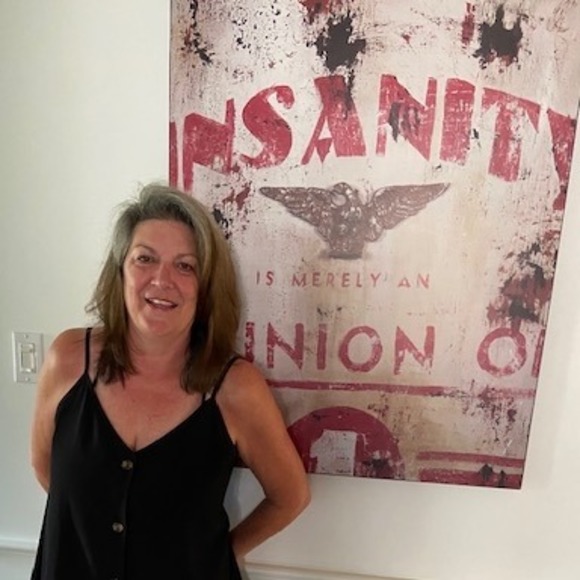 Profile Picture of Holli Berkopec (@holliannebee) on Poshmark