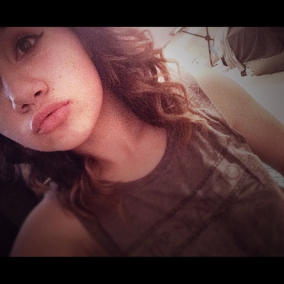 Profile Picture of Alexis Danielly (@alexis_marieee) on Poshmark