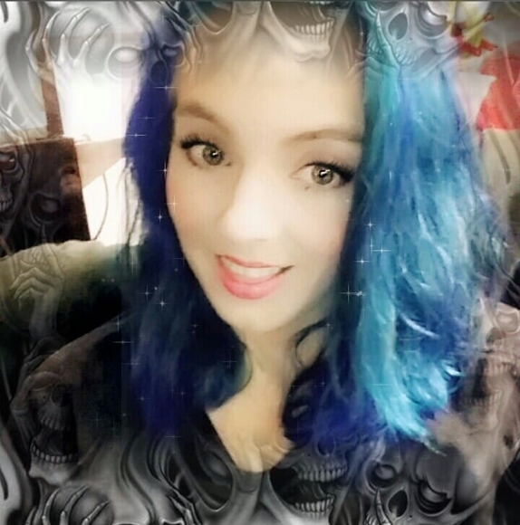 Profile Picture of Angel Emken (@araeemken94) on Poshmark