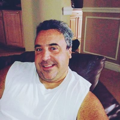 Profile Picture of Robert Compton (@RobertC231) on Twitter