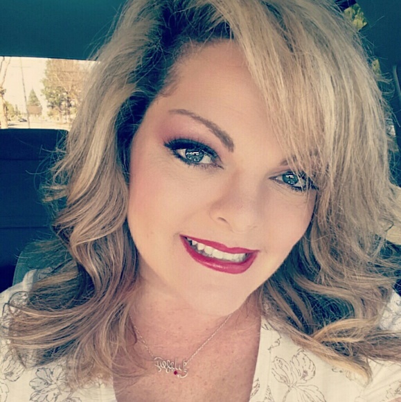 Profile Picture of Deeanna Isley (@galindee) on Poshmark