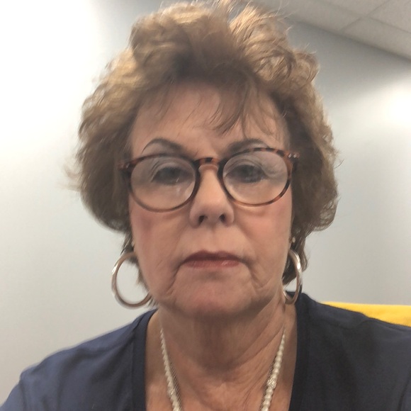 Profile Picture of Donna Riggs (@druggs118) on Poshmark